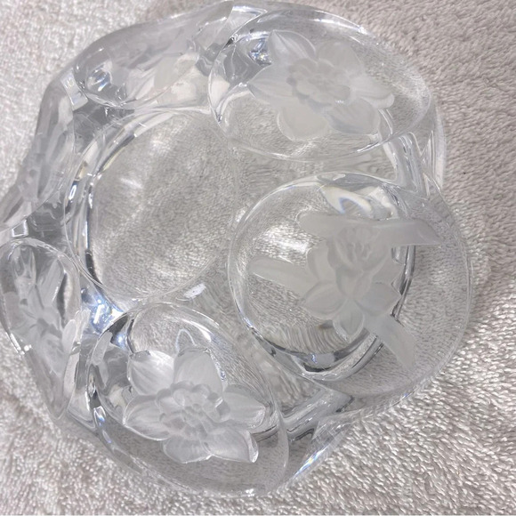 Vintage Round Clear Cut Glass With Frosted Textured Flowers Ashtray Trinket Dish - Picture 10 of 16